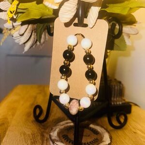 Elegant Black and White Beaded stretch Bracelet new